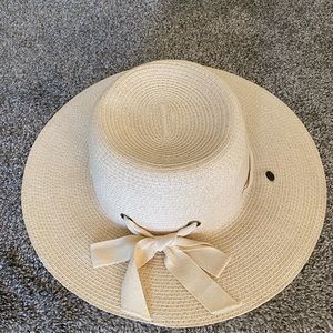 Gorgeous floppy hat!